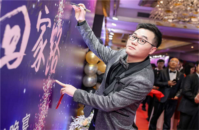 【高光“疫”事】勇敢逆行的特殊“网约车”——来利国际w6690后，用信念打通生命运输线